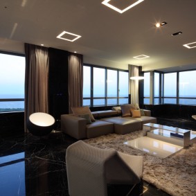 Moderna dzīvokļa panorāmas stiklojums