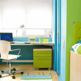 Mobles de color blau verd a l’habitació del noi