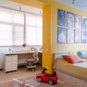 Parede amarela em um quarto para duas crianças