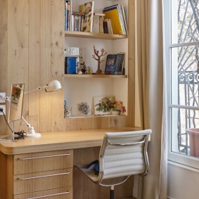 Ingebouwde planken boven het bureau