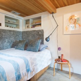 Dřevěný strop v malé místnosti