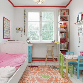 O cameră confortabilă pentru o fată de vârstă preșcolară