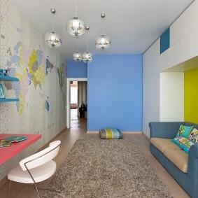 Blue wall sa isang interior nursery