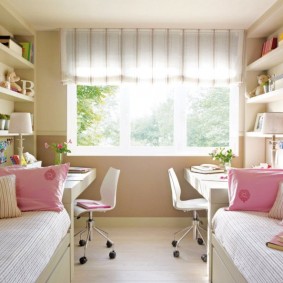 Růžové polštáře na postelích v dětském pokoji