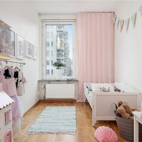Rózsaszín függöny az ablakon egy szoba egy lány számára