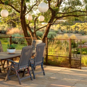 Jardin derrière une clôture grillagée