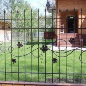 Metal çubuklardan yapılmış dekoratif çit