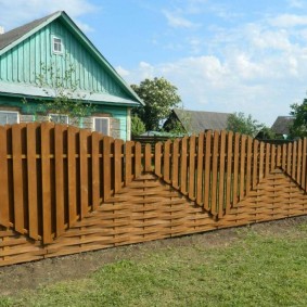 Kırsal bir evin önünde güzel ahşap çit