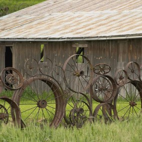 Eski metal tekerlekler ülkede çit
