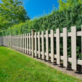 Geniş çam tahtalardan yapılmış basit çit