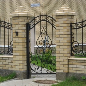 Metal gate with forged elements