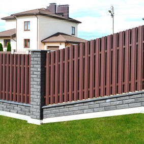 Design of the fence on the site with a slope