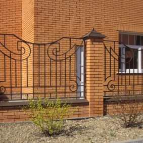Gard al amplasamentului cu gard cu coloane din cărămidă