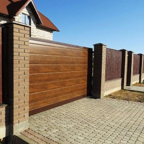 Sliding gates in a private house
