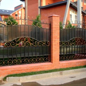Polycarbonate inserts on a metal fence