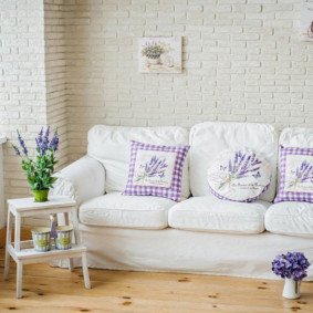 Sofa terang berhampiran dinding bata