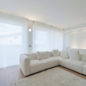 Cameră luminoasă minimalistă