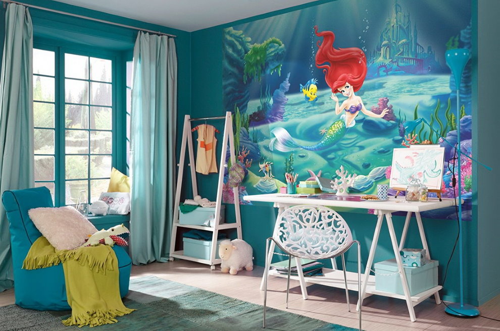 Bức tranh tường với nàng tiên cá trong một căn phòng có tường màu xanh