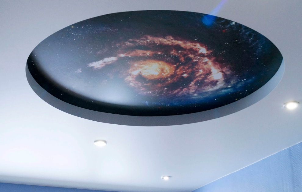 Plafond tendu avec impression photo d'une galaxie stellaire