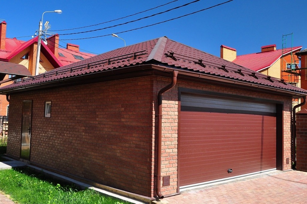 Metallfliser på taket av en garasje i et privat hus
