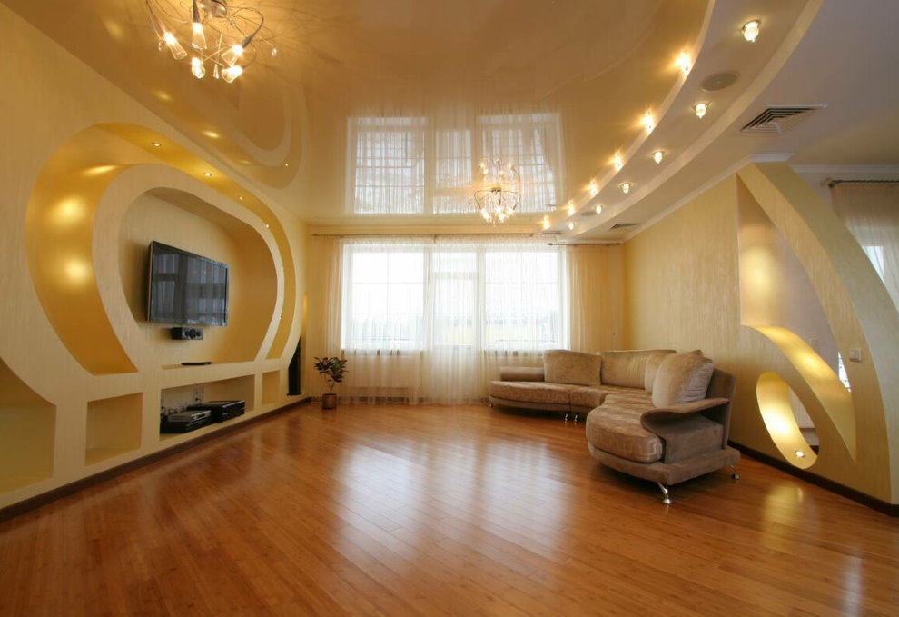 Plafond tendu beige dans une salle de style moderne