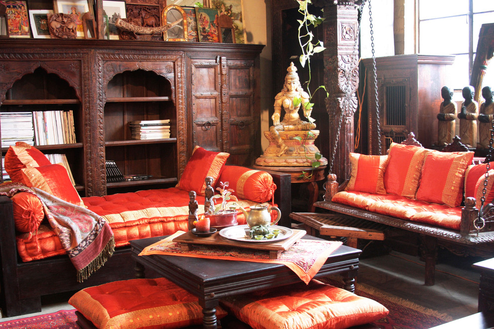 Svetlé sedadlá s národnými ornamentami na indickom nábytku