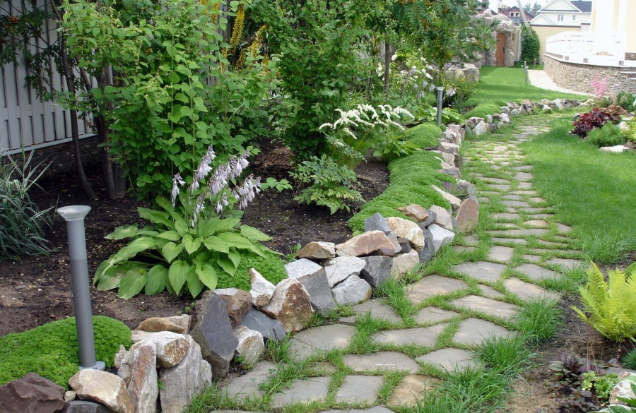 bordillo de piedra a lo largo del sendero del jardín