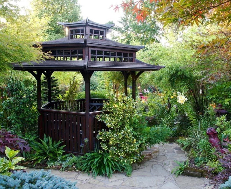 Kinesisk lysthus i en privat hage