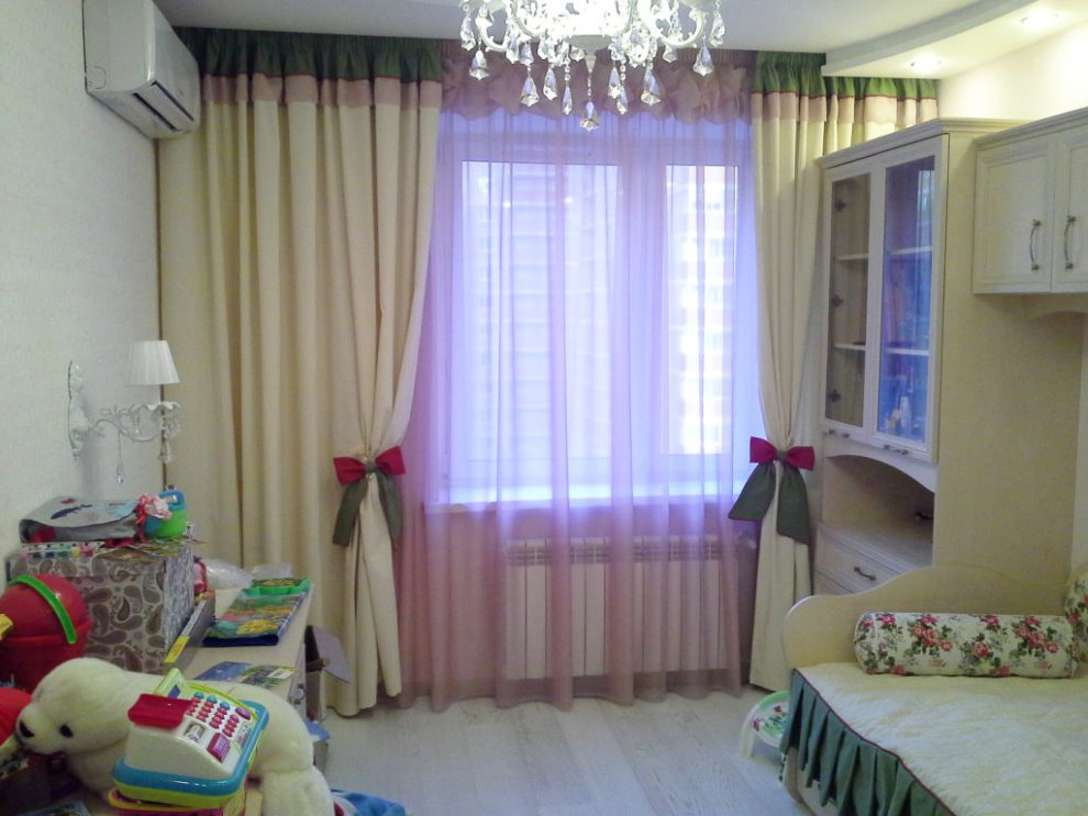 Classic bow-shaped curtains
