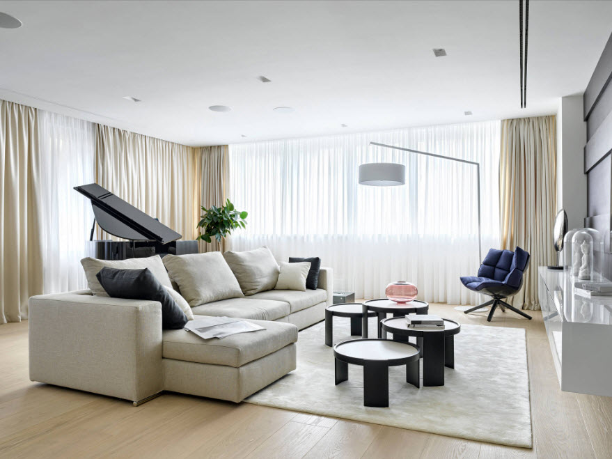 Massives Sofa in der Halle mit neutralen Vorhängen
