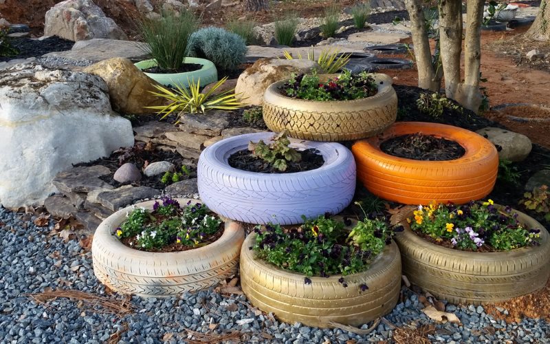 Canteiro de flores de pneu em um jardim privado