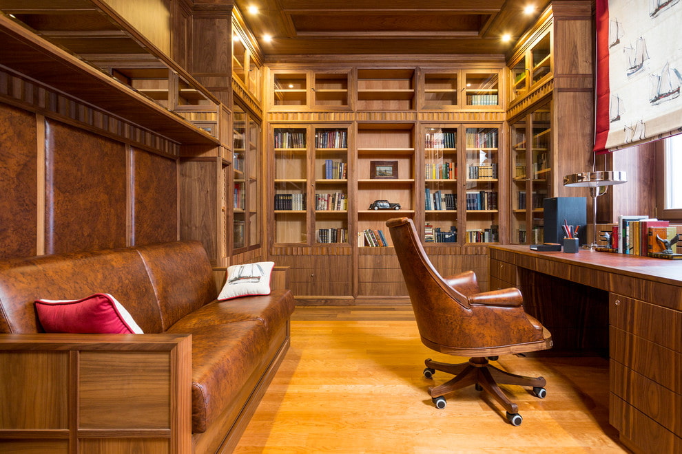 Boekenkasten in het interieur van de studie