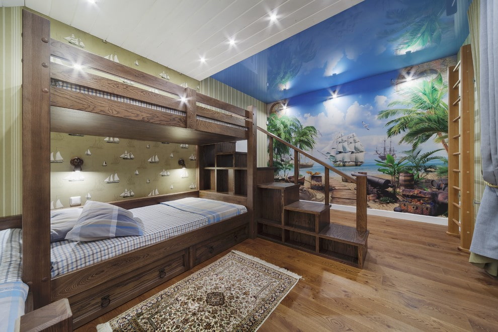 Dvouúrovňová dřevěná postel v dospívající místnosti