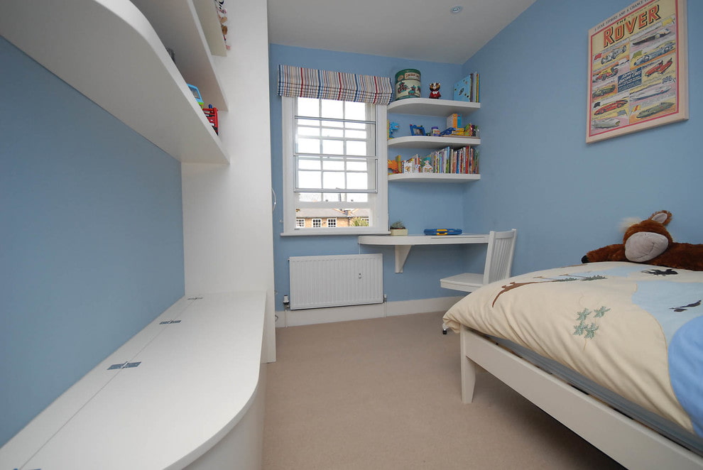 Modré stěny dětského pokoje