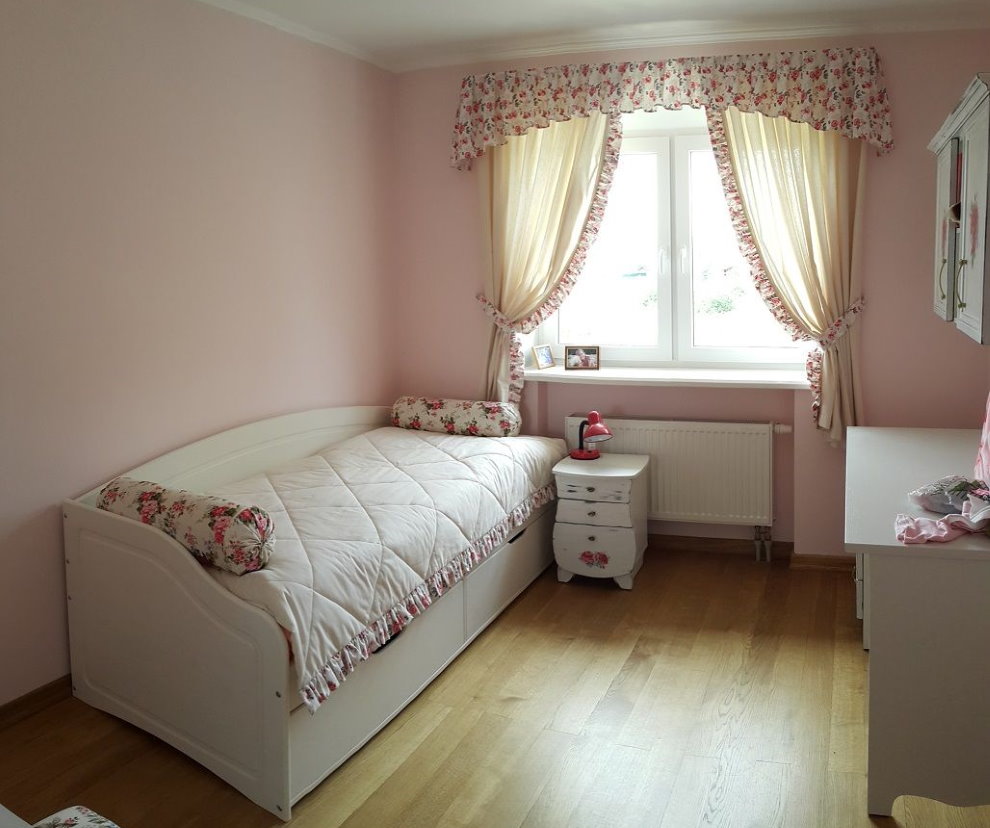 Short curtains with pelmet in the girl's room