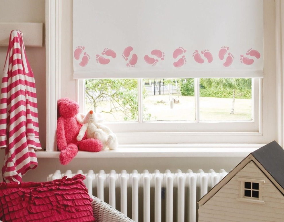 Roller blind with pink ornament