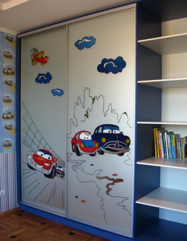 Two-door wardrobe with children's print