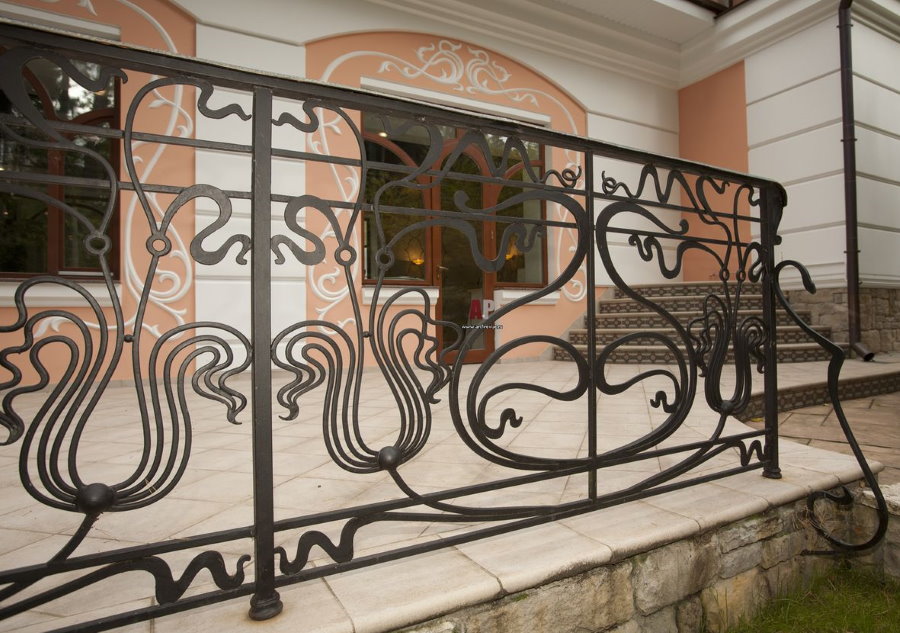 Art Nouveau dövme çit açıklığı