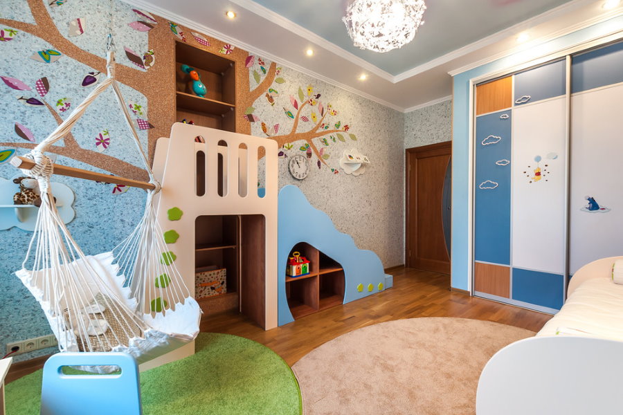 Bērnu istabā dažādu krāsu paklāji