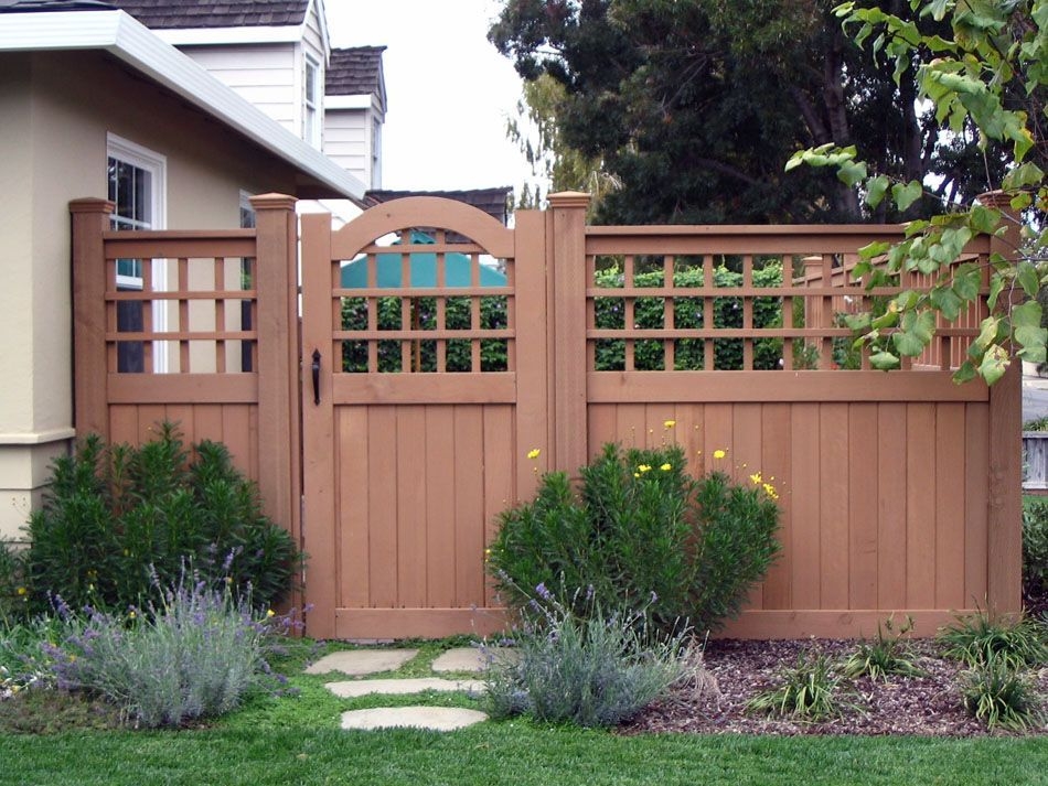 Houten hek met trellised top in de tuin