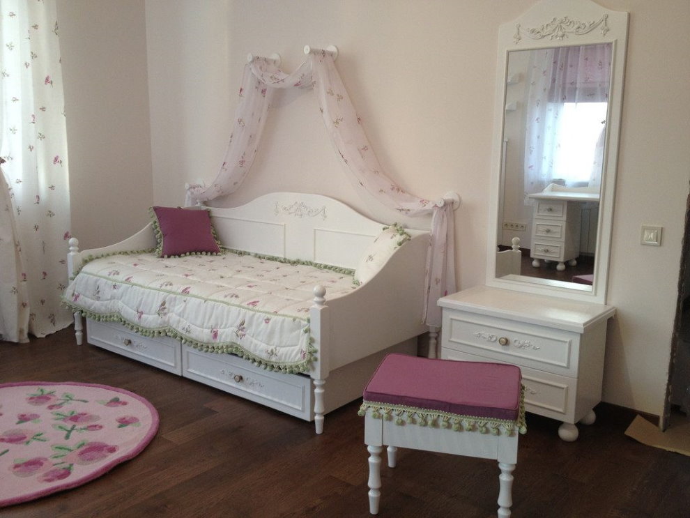 Dětská postel ve stylu Provence pro dívku