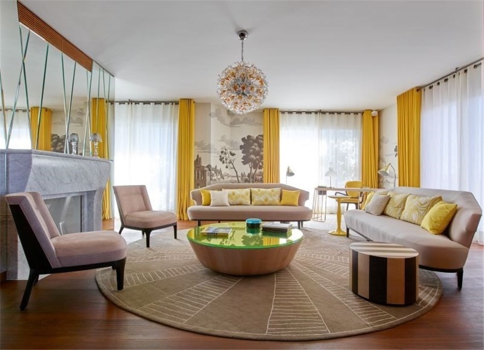 Bútorok kör alakú elrendezése a folyosón sárga függönyökkel