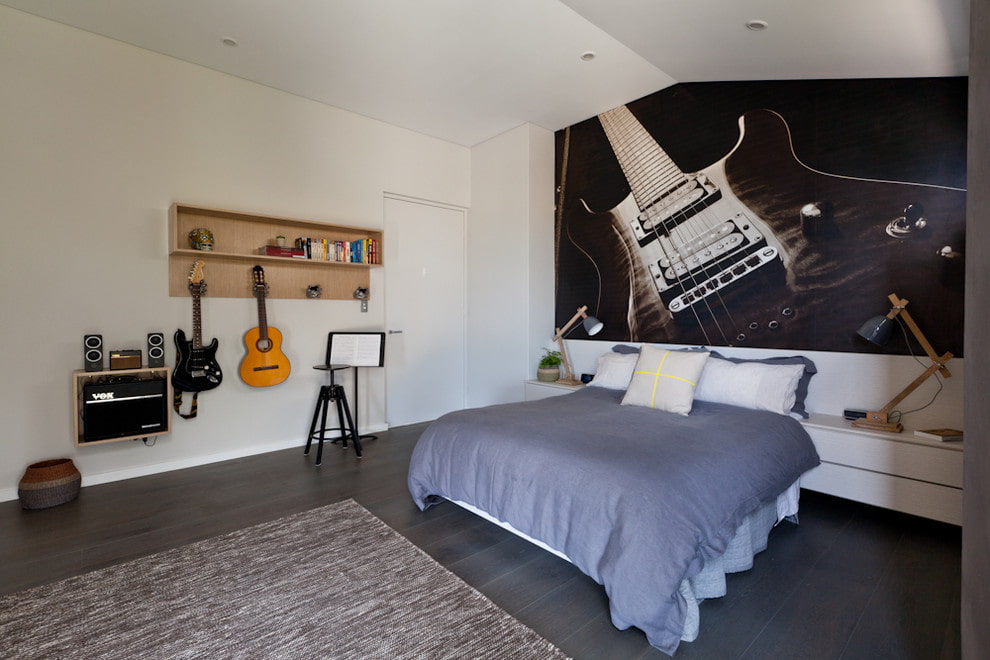 Sienas sienas gleznojums ar ģitāru jauna mūzikas mīļotāja guļamistabā