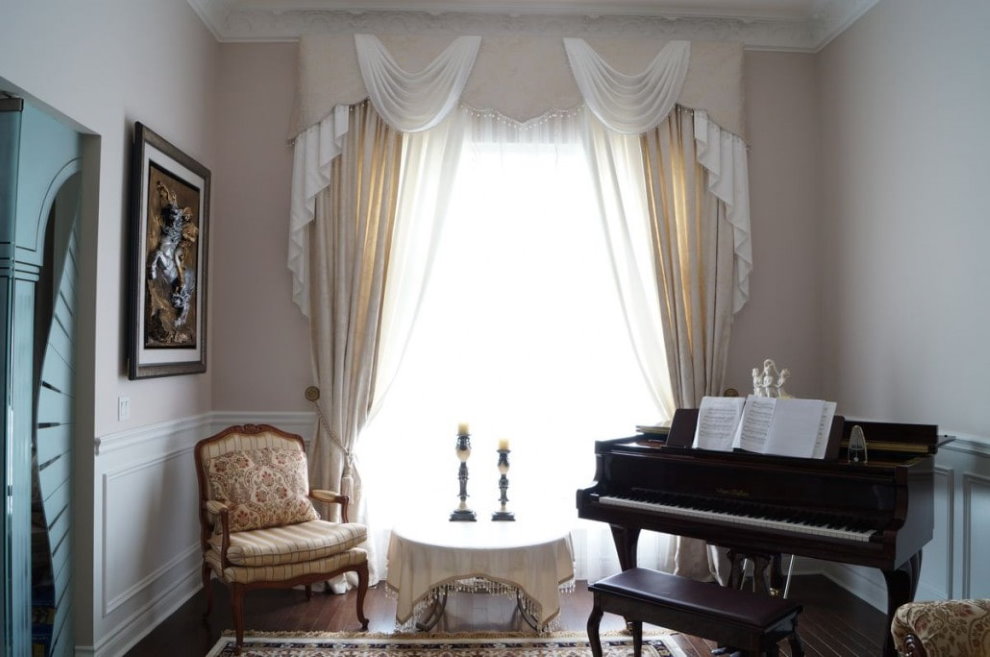 Wyrafinowany lambrekin w pokoju z fortepianem
