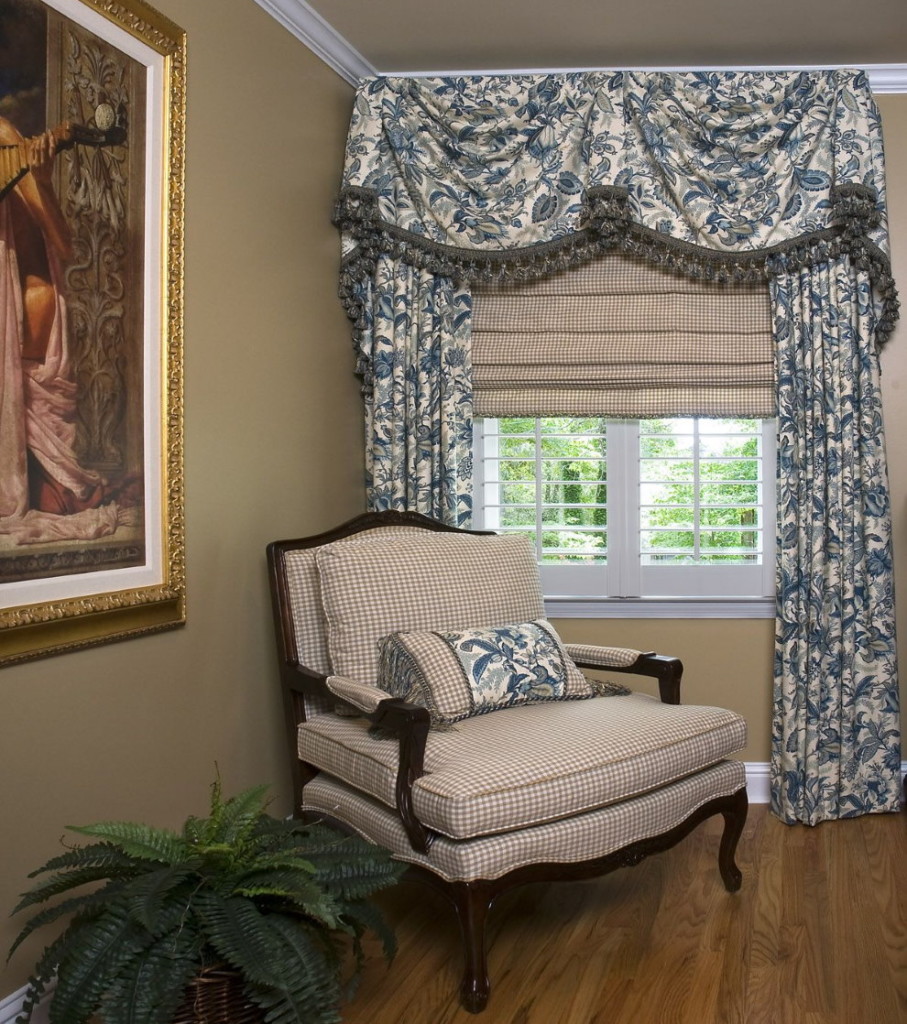 Variegated lambrequin paired with a plain Roman curtain