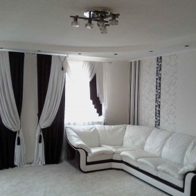 Sofa góc với nội thất màu trắng