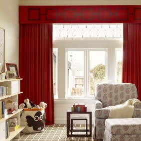 Vörös függöny a magánház nappali szobájában