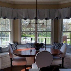 Canapea cu geamuri într-o casă privată