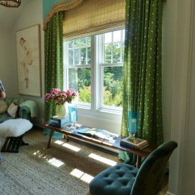 Rèm cửa màu xanh lá cây trên cửa sổ trong một ngôi nhà riêng