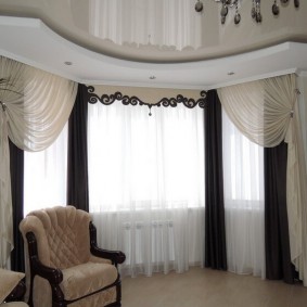 The combination of dark drapes with a white lambrequin